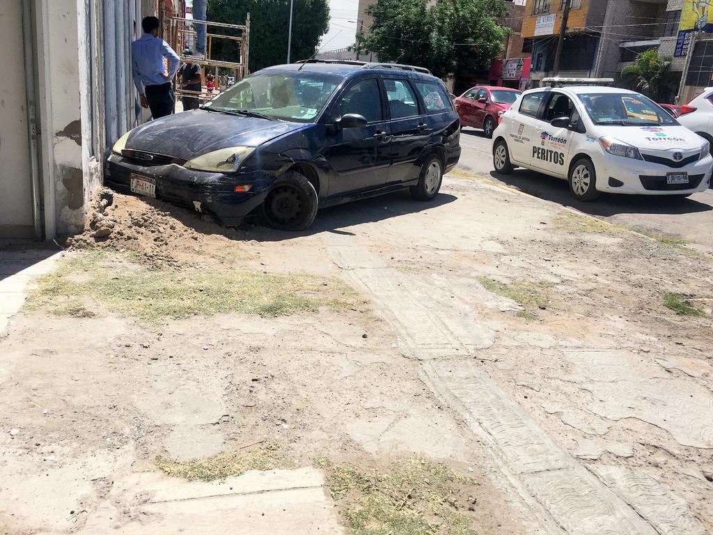 Mujer de la tercera edad causa accidente en Torreón. Noticias en tiempo real
