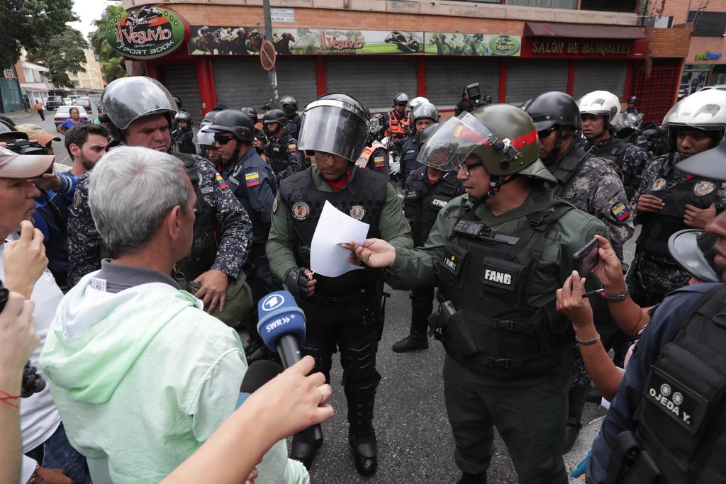 Pocos venzolanos protestan frente a cuarteles tras llamado de Guaidó. Noticias en tiempo real