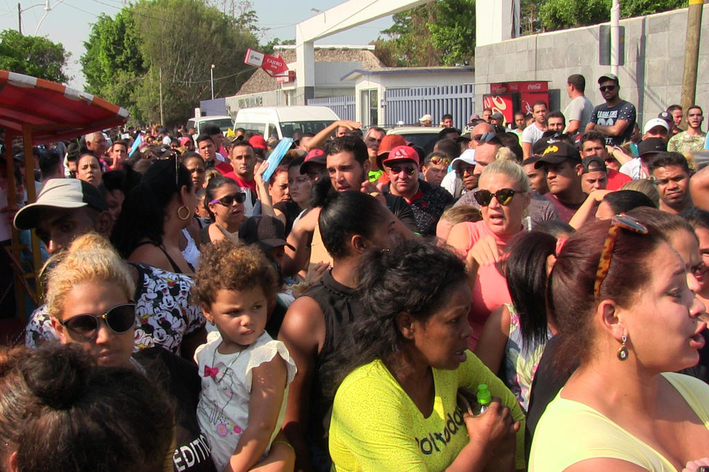 Cientos de cubanos esperan en México para pedir asilo. Noticias en tiempo real