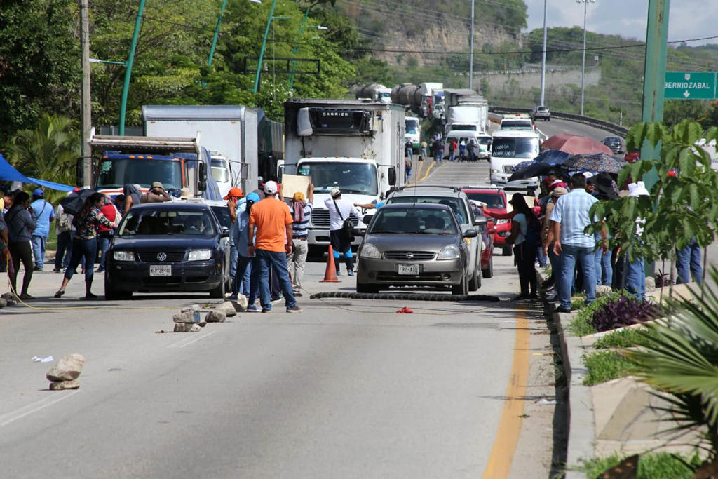 CNTE bloquea carreteras en Chiapas. Noticias en tiempo real