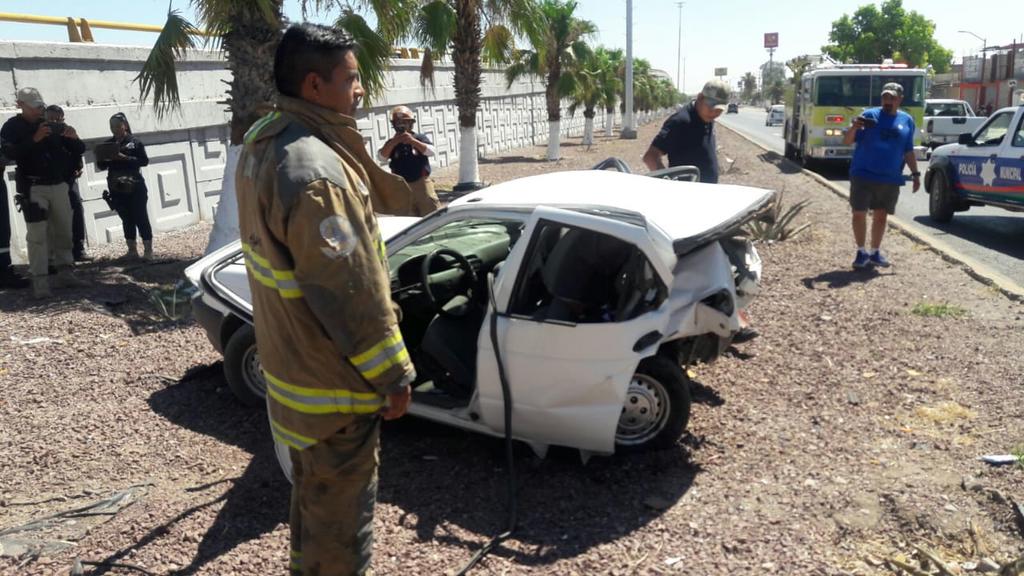 Destroza su vehículo al chocar contra puente y resulta ileso en Gómez Palacio. Noticias en tiempo real