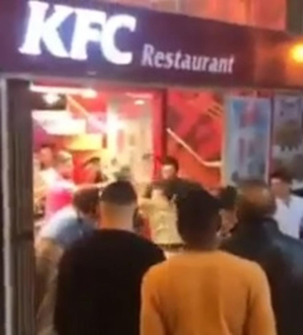 Turistas protagonizan pelea en restaurante de comida rápida. Noticias en tiempo real