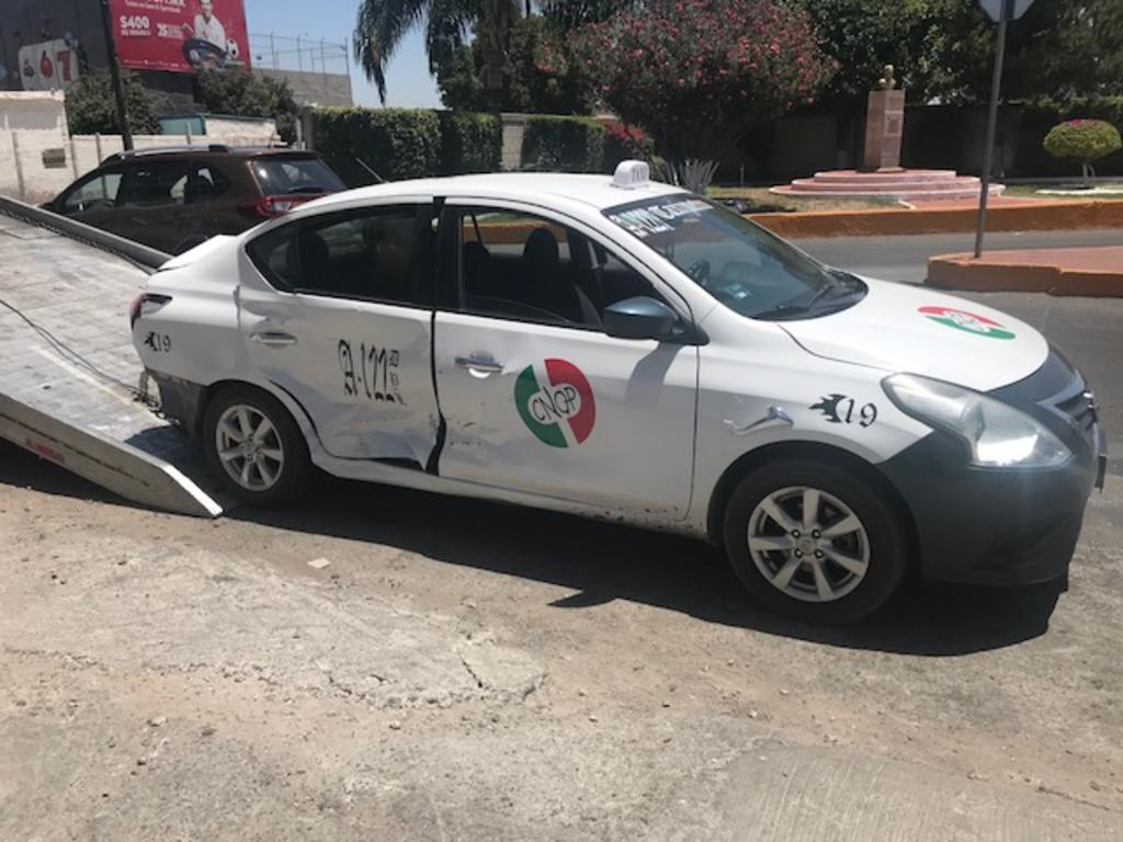 Embarazada, bebé y menor resultan lesionados en choque de taxi. Noticias en tiempo real