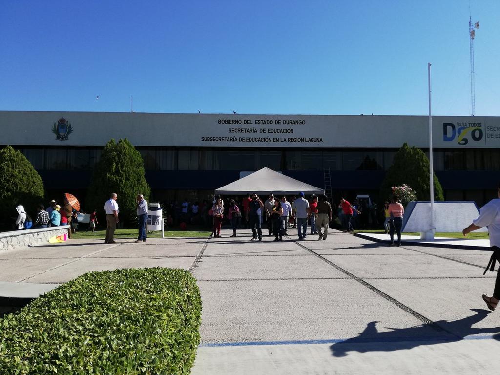 Maestros se manifiestan en Subsecretaría de Educación en Gómez Palacio. Noticias en tiempo real