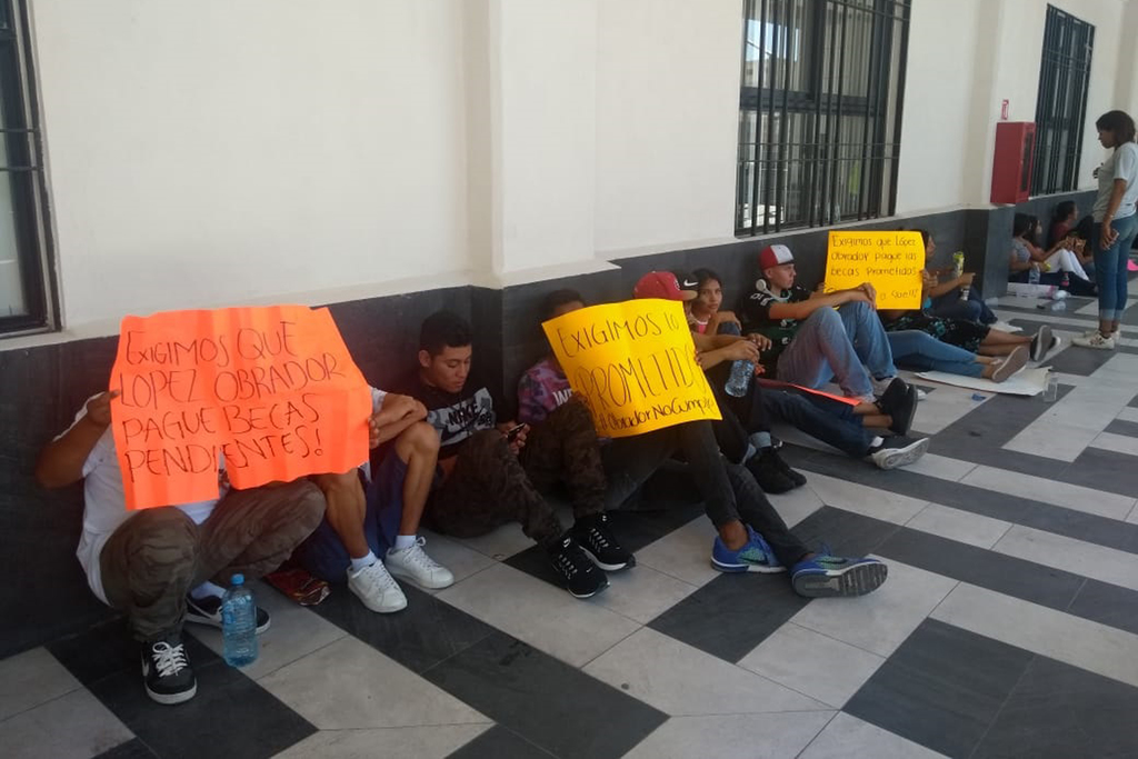 Se manifiestan estudiantes para exigir becas