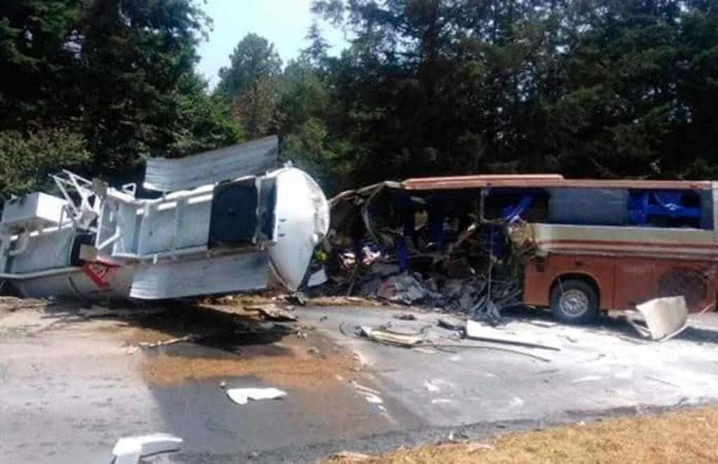 Pipa impacta autobús de staff de El Buki; hay un muerto. Noticias en tiempo real