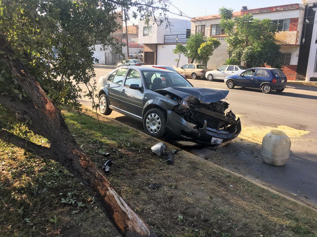 Impacta su vehículo contra un árbol en el Centro de Torreón. Noticias en tiempo real