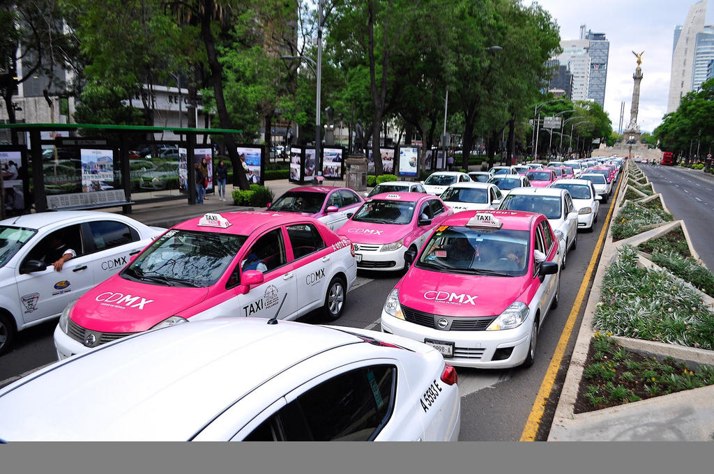 Bloquean taxistas vialidades en la Ciudad de México. Noticias en tiempo real
