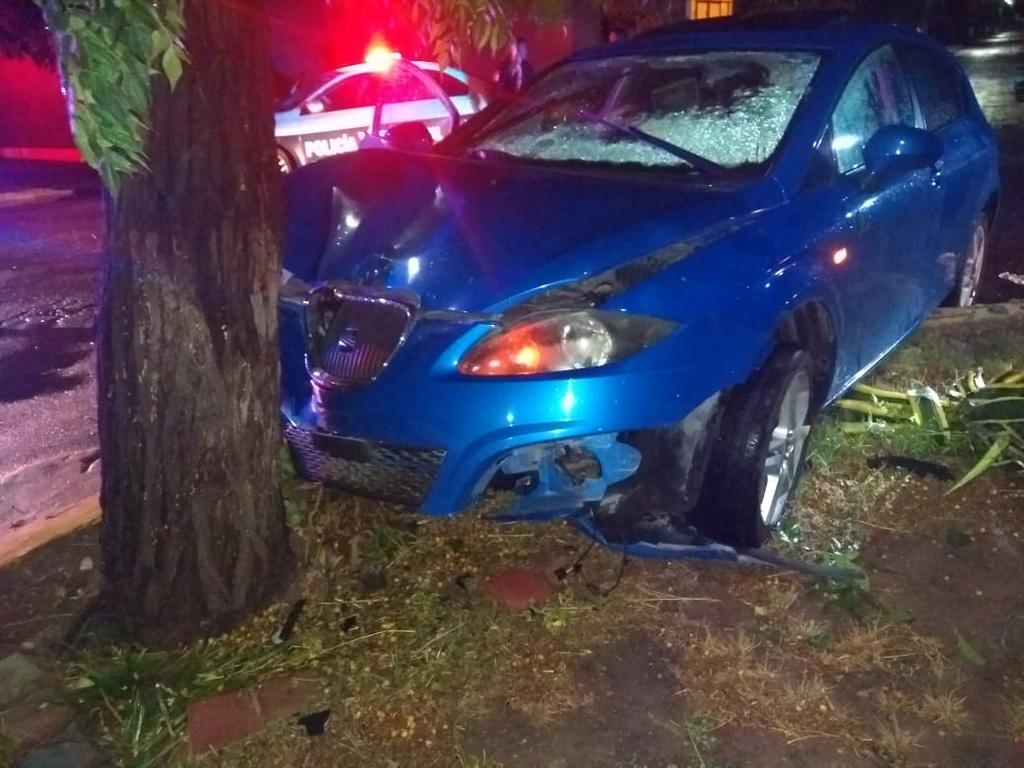 Abandona su vehículo tras chocar contra árbol. Noticias en tiempo real