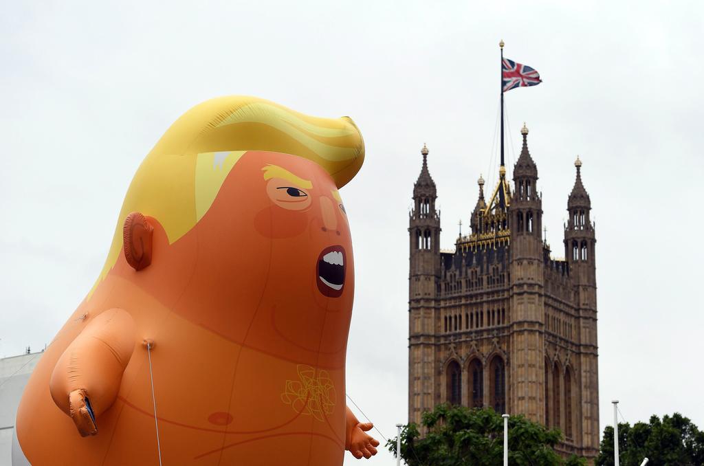 Baby Trump sobrevuela Londres en protesta contra el mandatario. Noticias en tiempo real