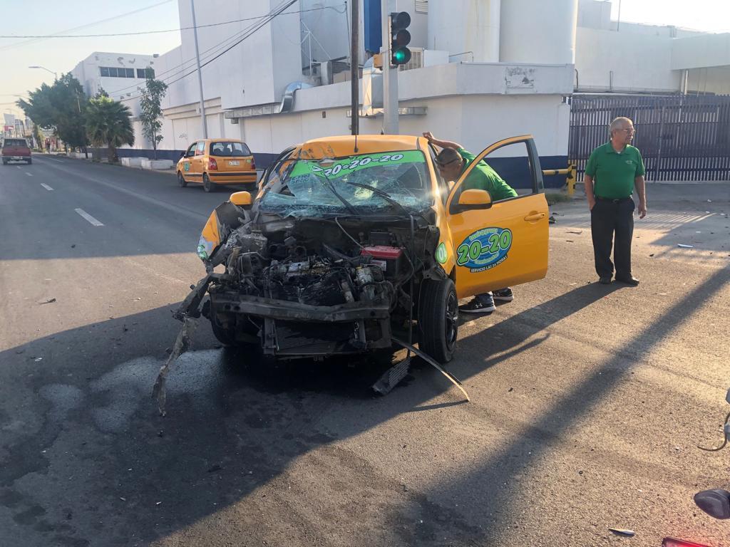 Choque entre grúa y taxi deja daños materiales de 80 mil pesos. Noticias en tiempo real