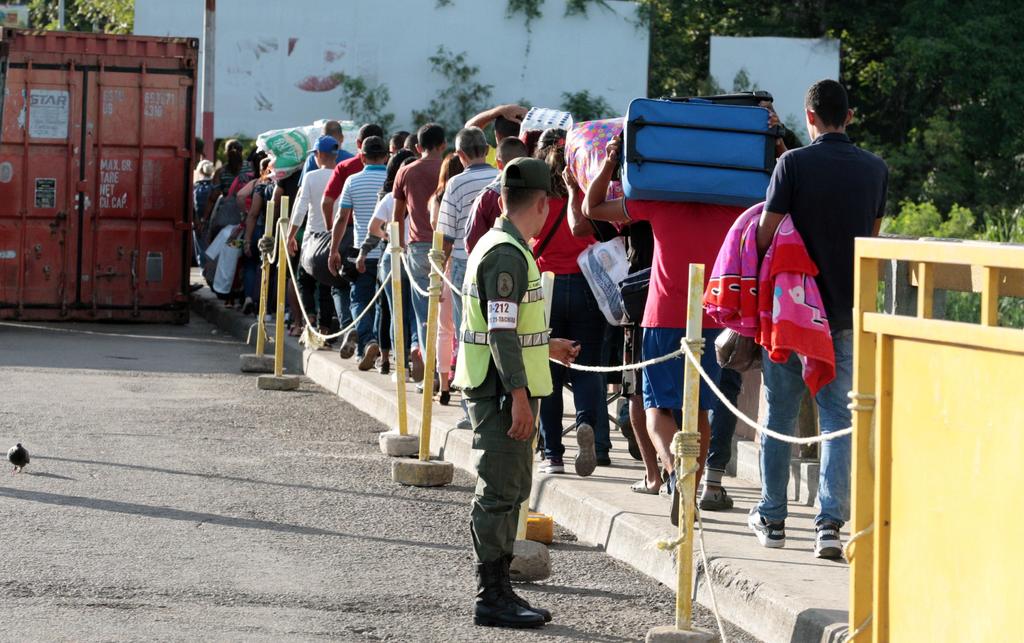 Entran y salen miles de venezolanos tras reabrir pasos fronterizos. Noticias en tiempo real