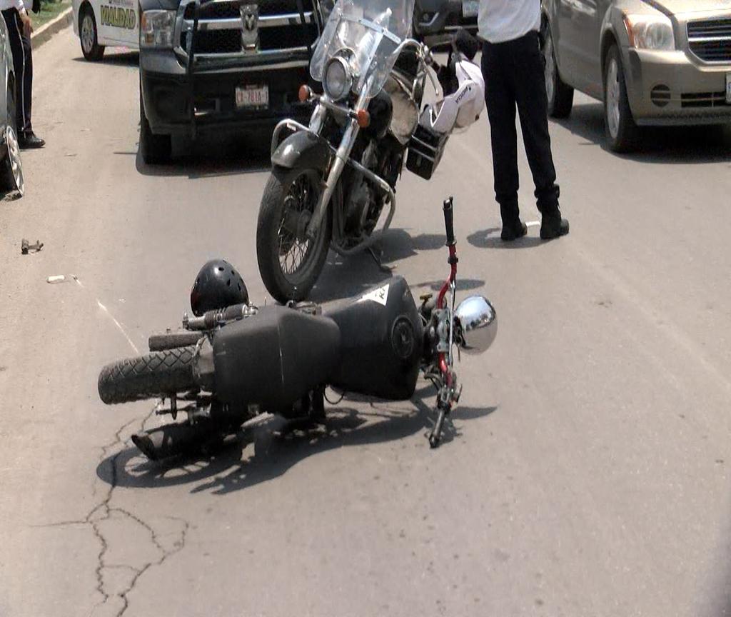 Pierde control de moto y choca en la colonia San Isidro. Noticias en tiempo real