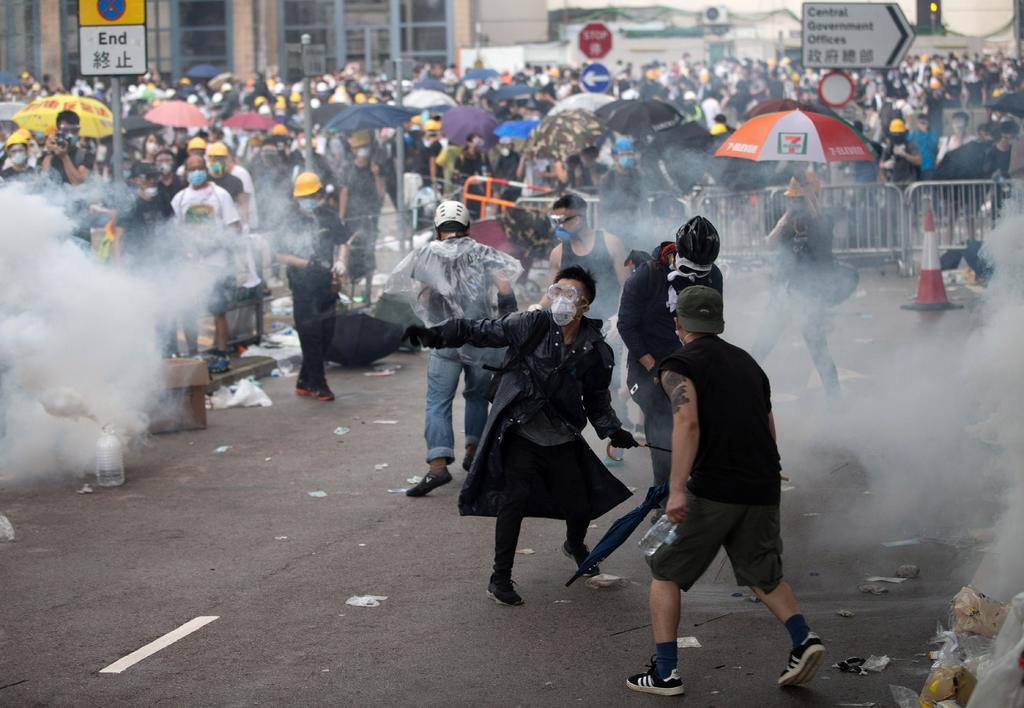 Policía de Hong Kong disuelve masiva protesta contra ley de extradición. Noticias en tiempo real