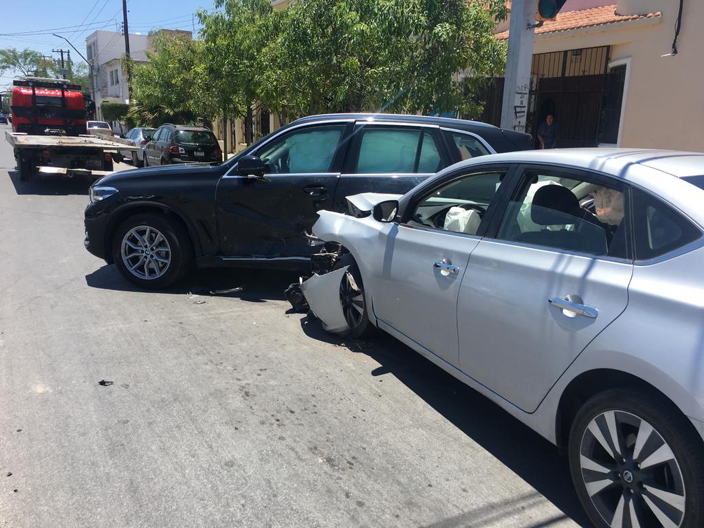 Camioneta de lujo protagoniza accidente en Torreón. Noticias en tiempo real