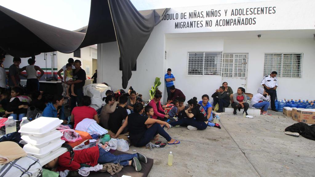 Migrantes viven hacinados en la frontera sur. Noticias en tiempo real