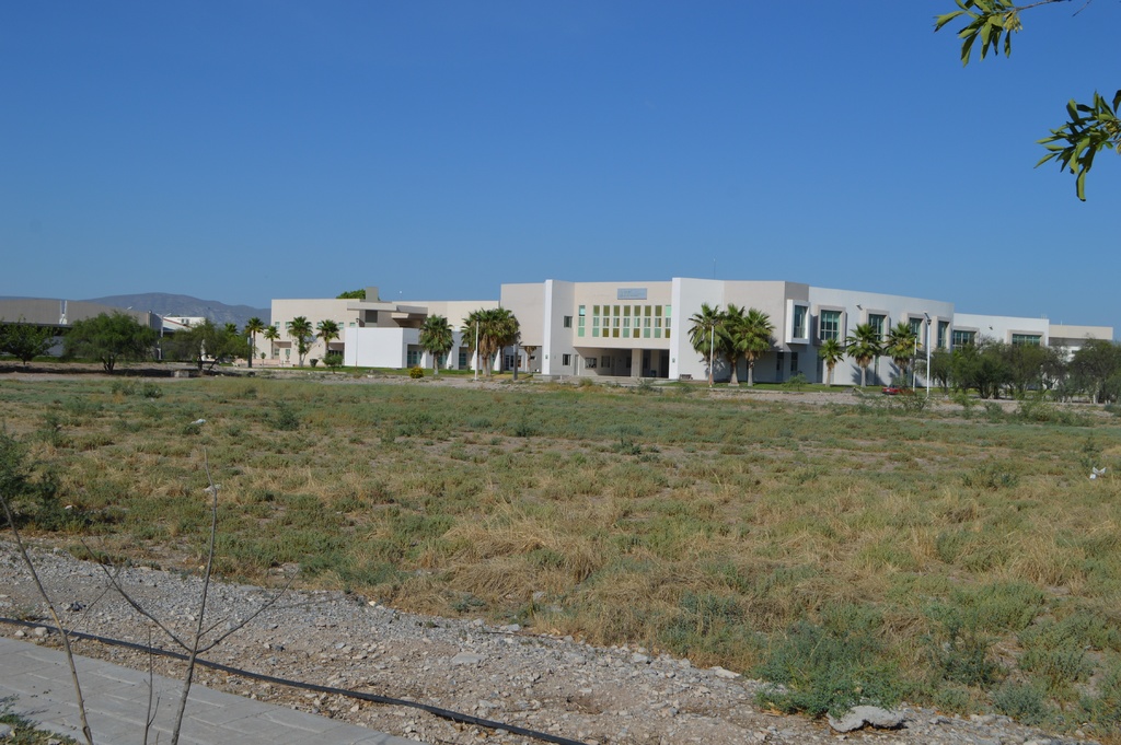 Nuevo edificio de Ciencias PolÃticas estará listo este mismo año, según el rector de la U. A. de C. (ROBERTO ITURRIAGA)