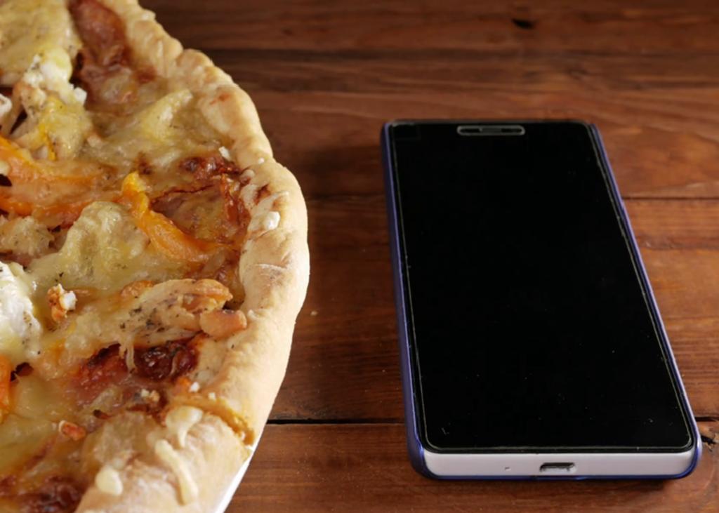 Pizza gratis a quien guarde su teléfono durante la comida. Noticias en tiempo real