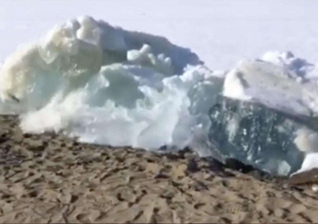 Captan impresionante tsunami de hielo. Noticias en tiempo real