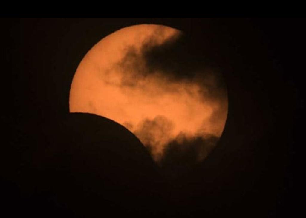 Sombra del eclipse solar y huracán Bárbara, juntos en una imagen. Noticias en tiempo real