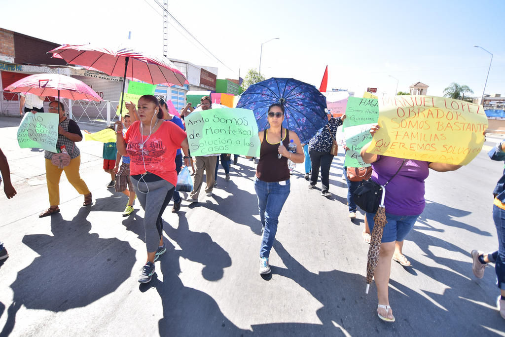 Marchan en Torreón para pedir apoyo para vivienda. Noticias en tiempo real