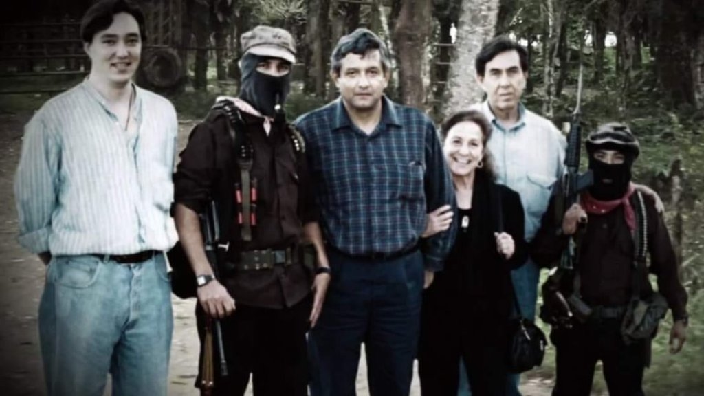 Una fotografÃa antigua muestra a López Obrador con Marcos. (AGENCIAS)