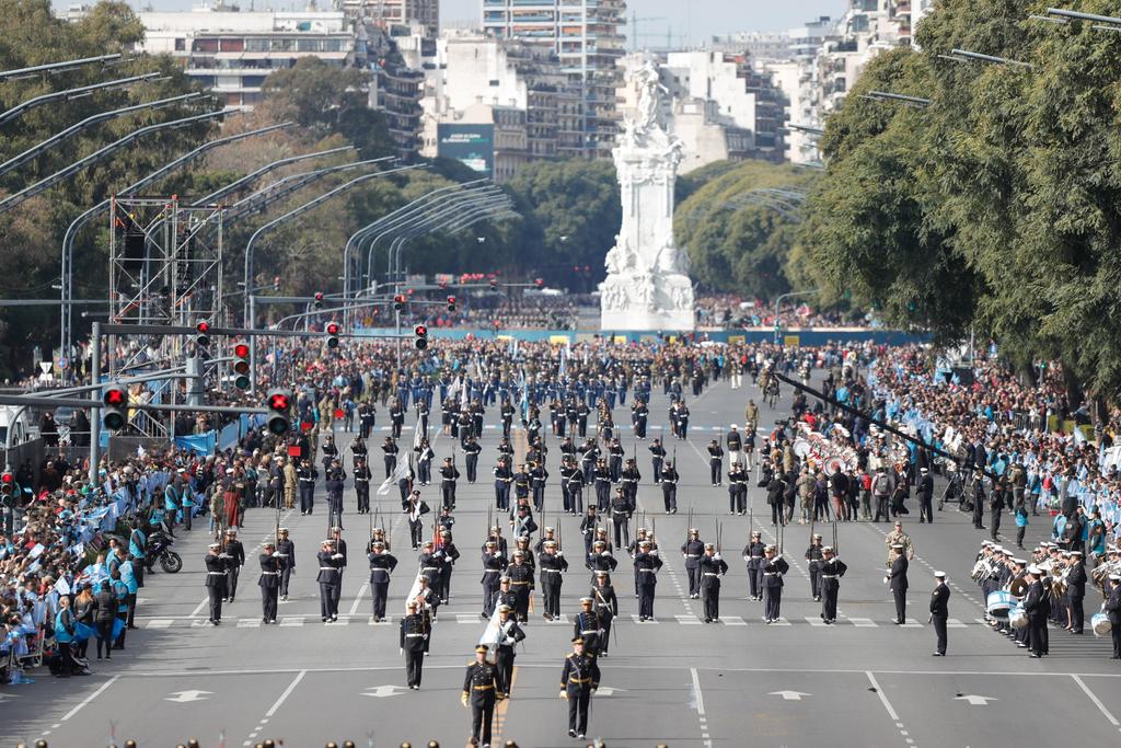Desfile militar en calles de Buenos Aires por Independencia. Noticias en tiempo real