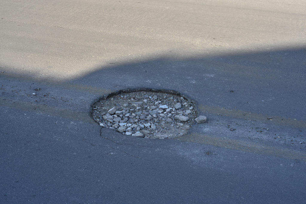 Hoyo en el pavimento tiene más de tres meses, El Siglo de Torreón