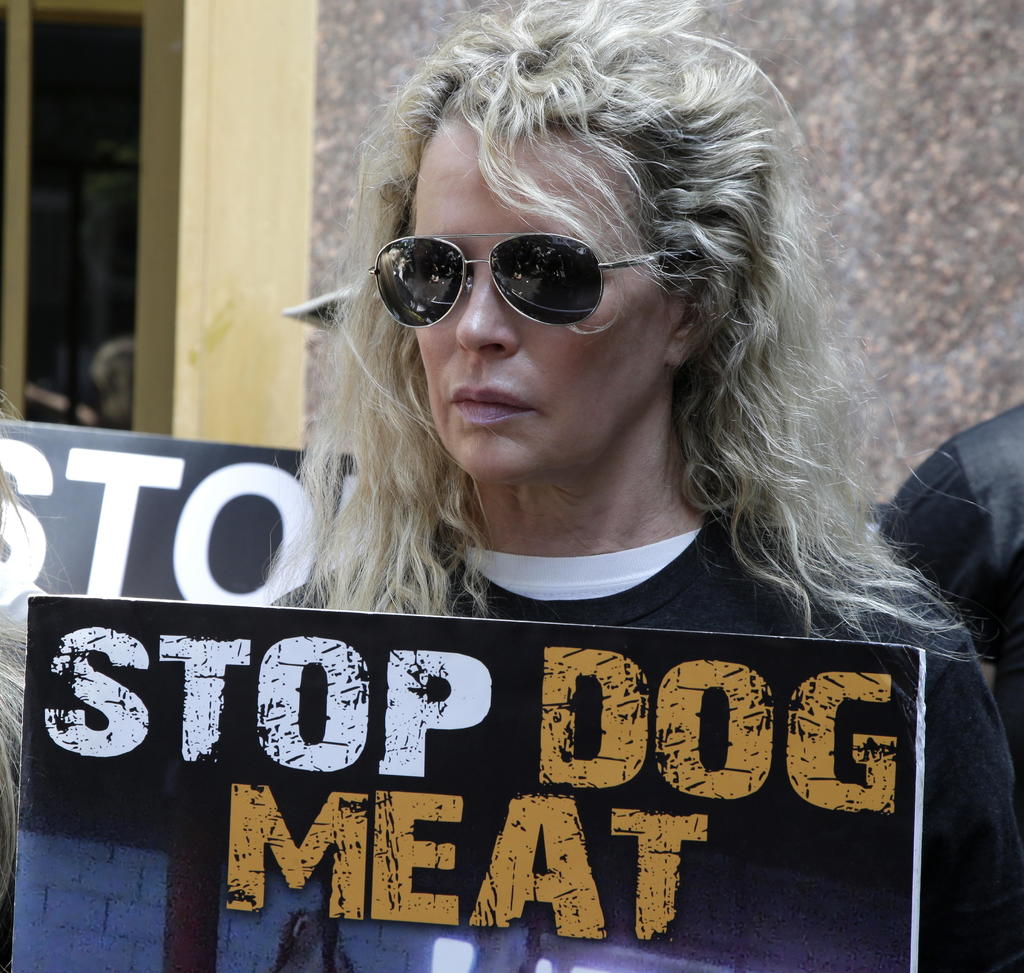 Kim Basinger pide freno al consumo de perro en Corea del Sur. Noticias en tiempo real
