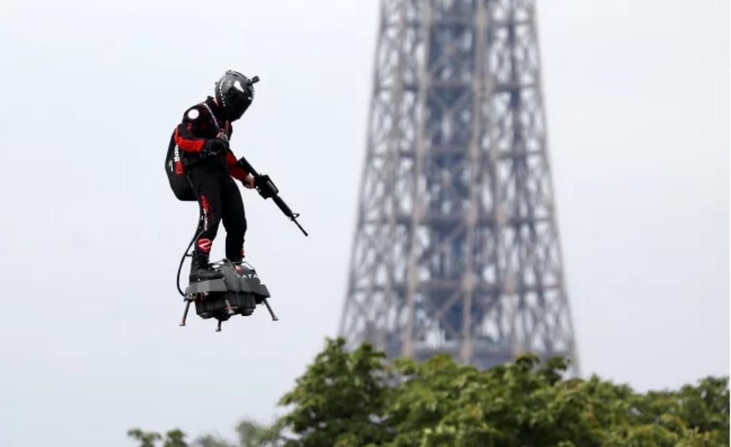 Francia presenta soldado volador durante desfile militar. Noticias en tiempo real