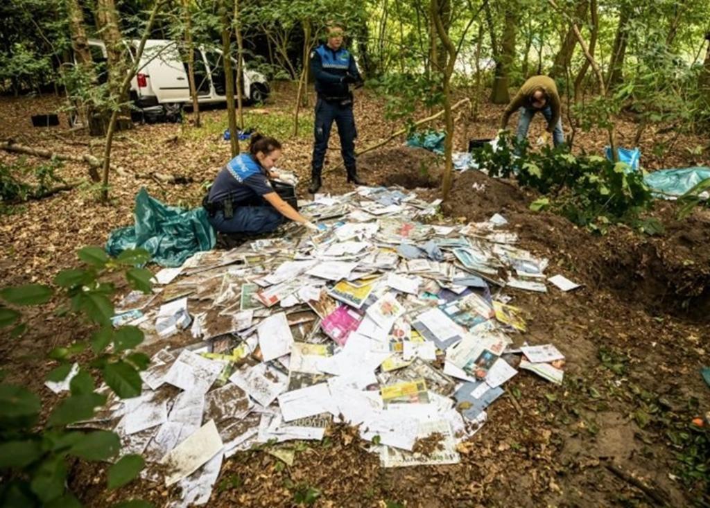 Encuentran miles de cartas enterradas por un cartero en un bosque. Noticias en tiempo real
