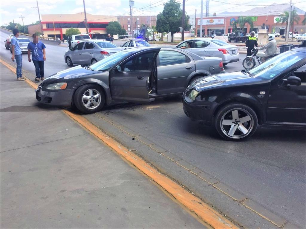 Accidente en Gómez Palacio deja daños en tres vehículos. Noticias en tiempo real