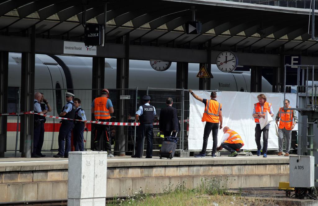 Muere niño tras ser arrojado a vía y atropellado por un tren en Alemania. Noticias en tiempo real