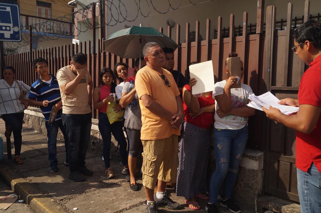 Salvadoreños esperan visas de trabajo en Estados Unidos. Noticias en tiempo real