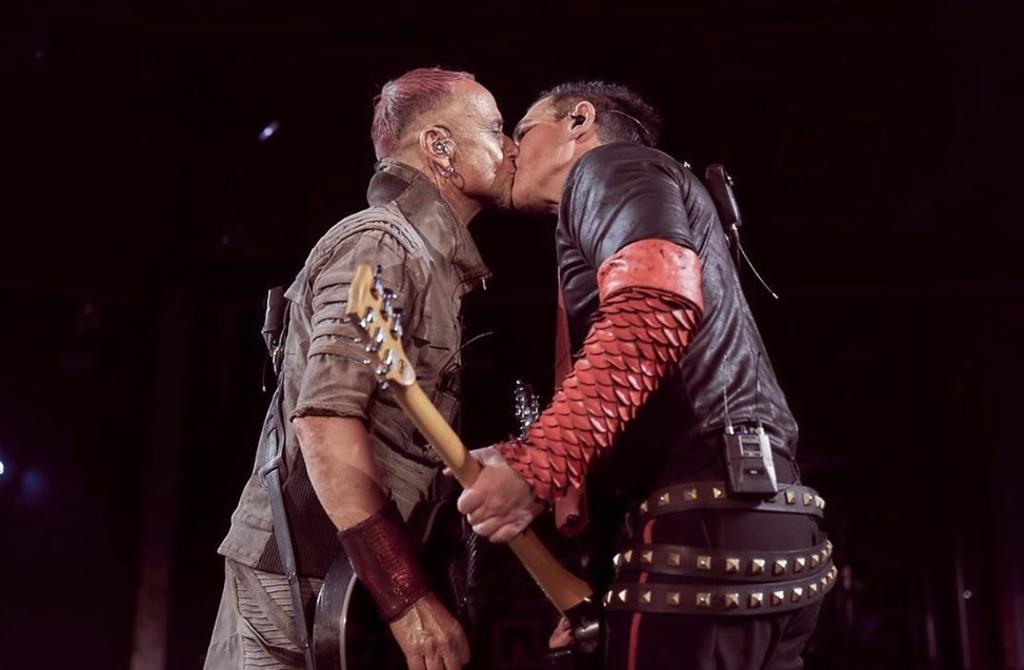 Integrantes de Rammstein se besan en concierto. Noticias en tiempo real