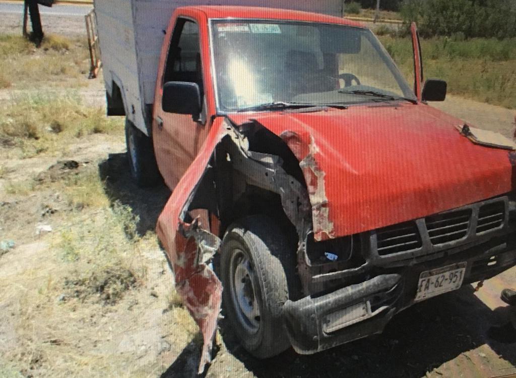 Camioneta se impacta contra poste de madera en Lerdo. Noticias en tiempo real