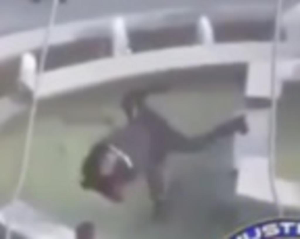 Policía derriba a un hombre que cargaba con un machete. Noticias en tiempo real