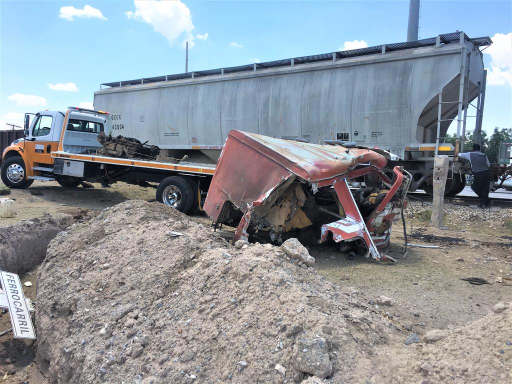 Tren destroza tractocamión en Gómez Palacio; hay un lesionado grave. Noticias en tiempo real