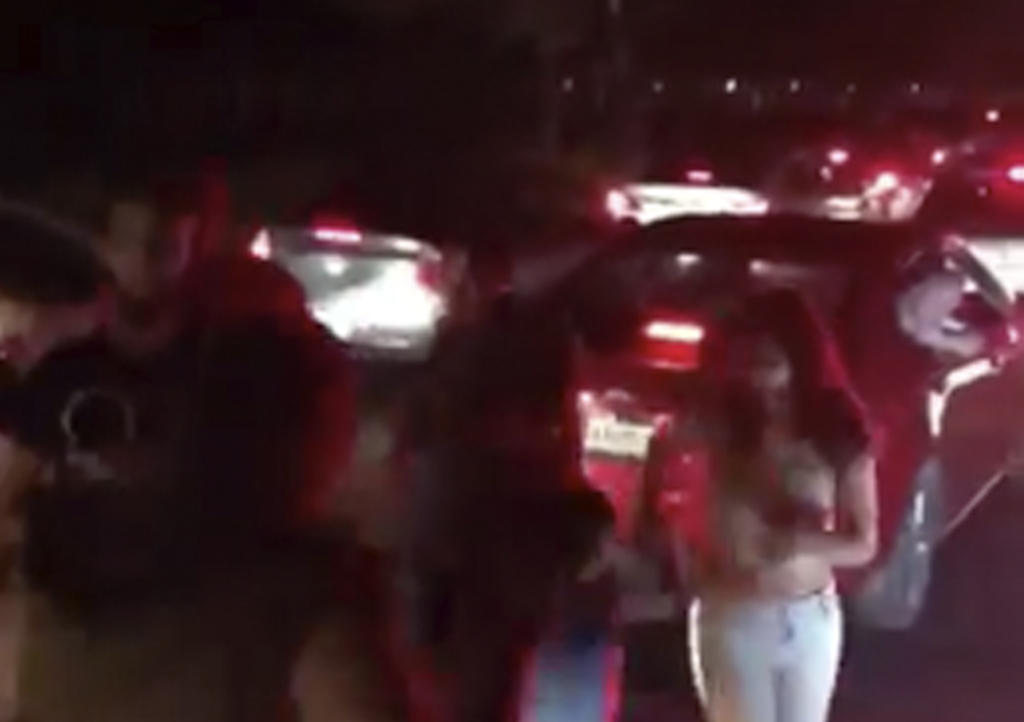 Quedan atrapados en tráfico y ellos bailan La Chona. Noticias en tiempo real
