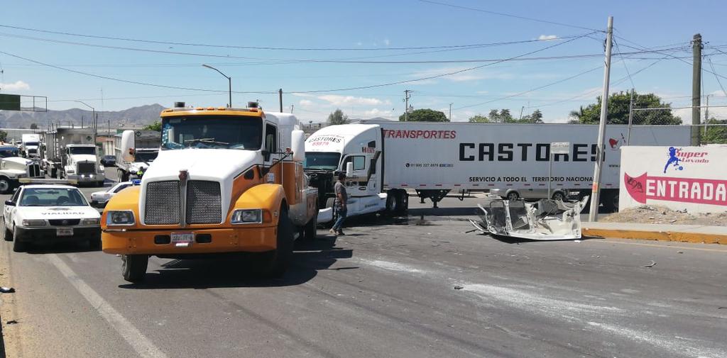 Chocan tráiler y camión cargado con cemento en Gómez Palacio. Noticias en tiempo real