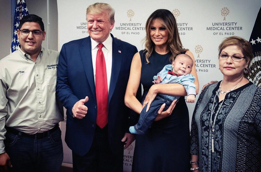 Desata polémica foto de Trump y Melania sonriendo junto a bebé huérfano de El Paso. Noticias en tiempo real