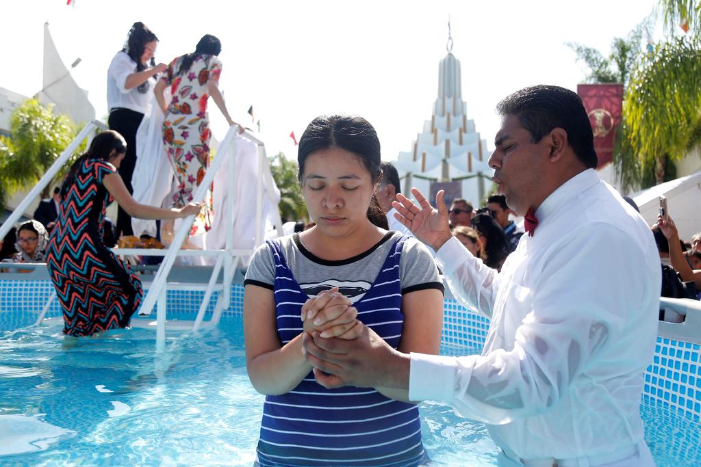 Iglesia Luz del Mundo realiza bautizos masivos. Noticias en tiempo real