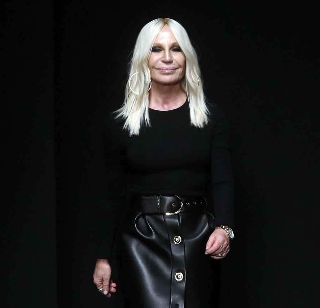 Donatella Versace ofrece disculpas por error en sus camisetas. Noticias en tiempo real