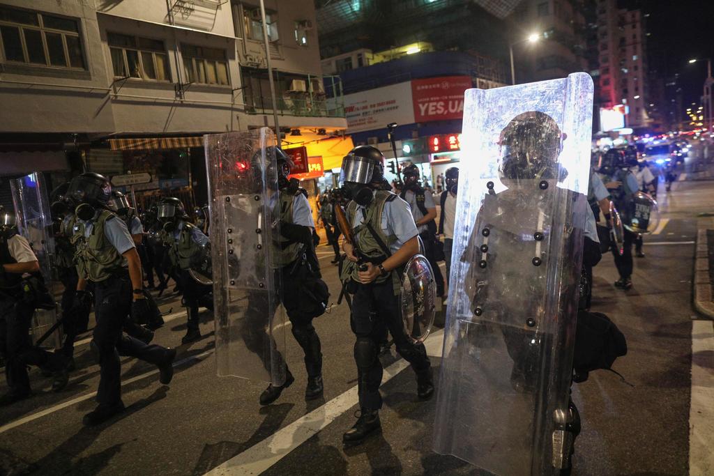 Policía reprime protesta frente a comisaria en Hong Kong. Noticias en tiempo real