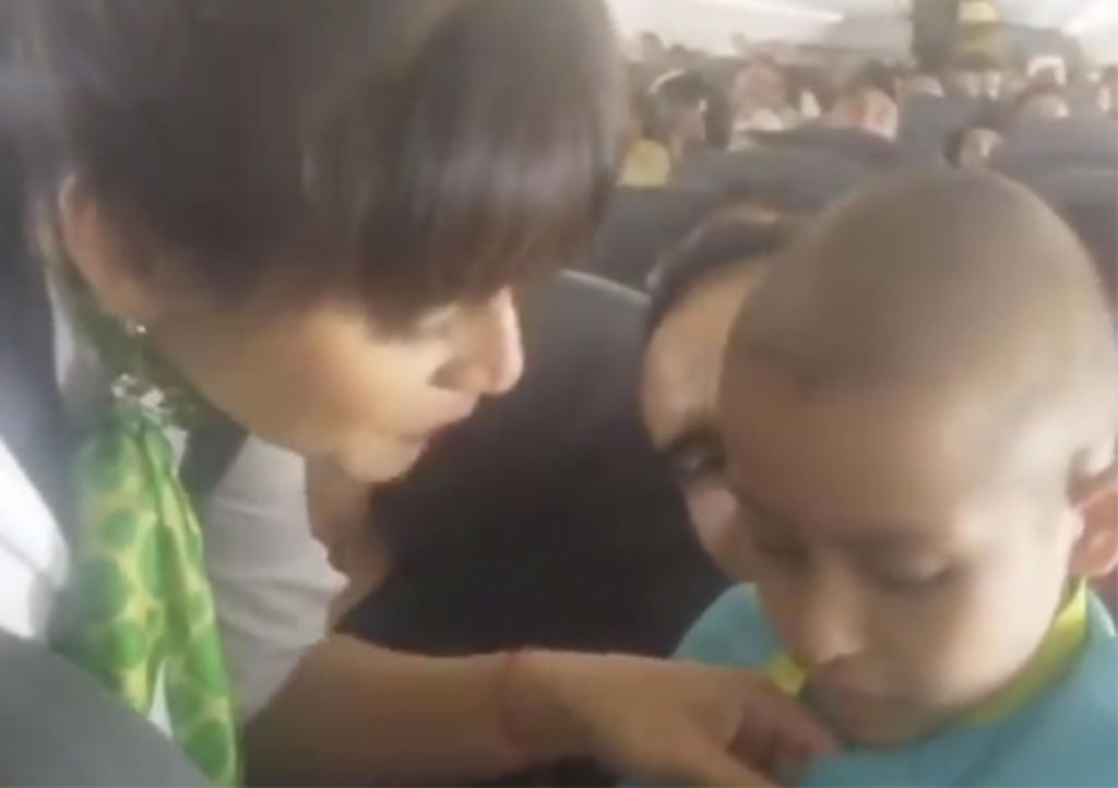 El emotivo detalle de aerolínea a niño con cáncer. Noticias en tiempo real