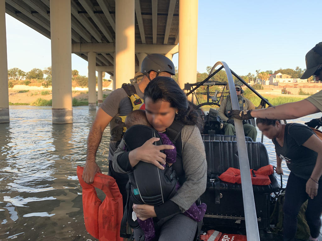 Rescata Patrulla Fronteriza a 12 inmigrantes en el río Bravo. Noticias en tiempo real