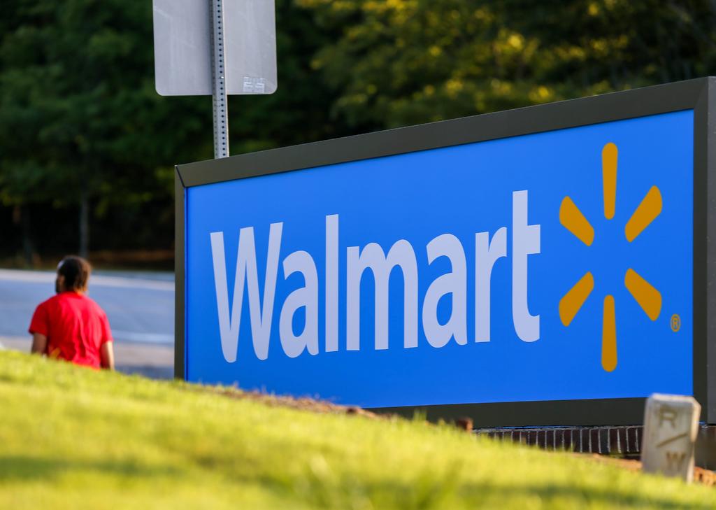 Walmart sube en bolsa tras buenos resultados y llamada a debate sobre armas. Noticias en tiempo real