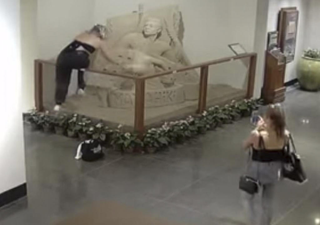 Turistas destrozan escultura de arena de hotel. Noticias en tiempo real