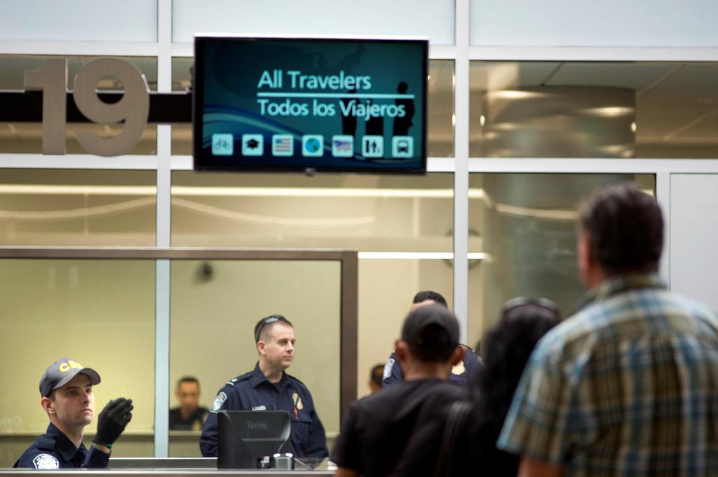 Falla en computadoras de aduanas retrasa llegadas a EUA. Noticias en tiempo real