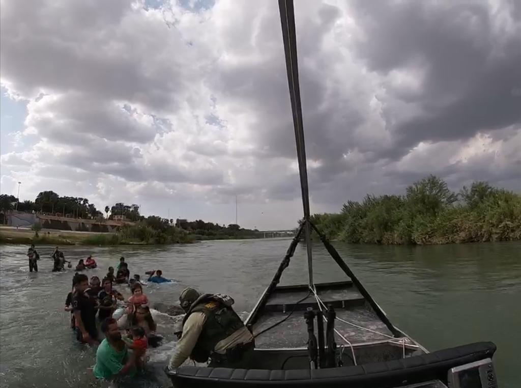 Rescatan a 28 inmigrantes de Honduras abandonados en el río Bravo. Noticias en tiempo real